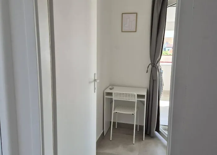 Apartmán Vir, Two Bedroom With Wi-fi, A-c, Parking, 600m To The