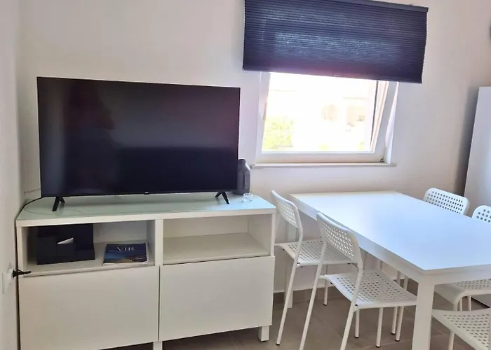 Apartmán Vir, Two Bedroom With Wi-fi, A-c, Parking, 600m To The