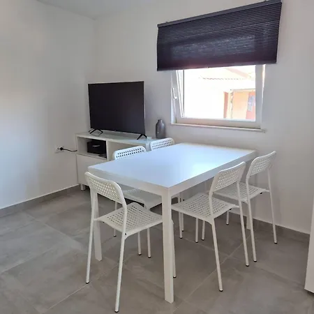 Lejlighed Vir, Two Bedroom With Wi-fi, A-c, Parking, 600m To The *