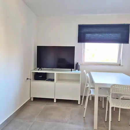 Lejlighed Vir, Two Bedroom With Wi-fi, A-c, Parking, 600m To The *